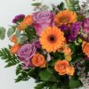 Ramo con gerberas naranjas y rosas moradas