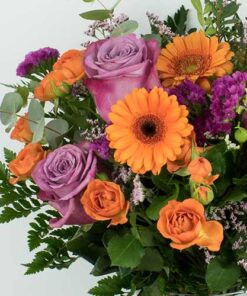 Ramo con gerberas naranjas y rosas moradas