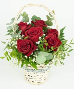 Cesta con rosas rojas